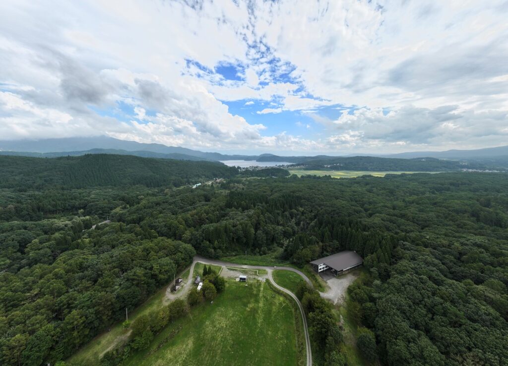 やすらぎの森オートキャンプ場上空から野尻湖を臨む