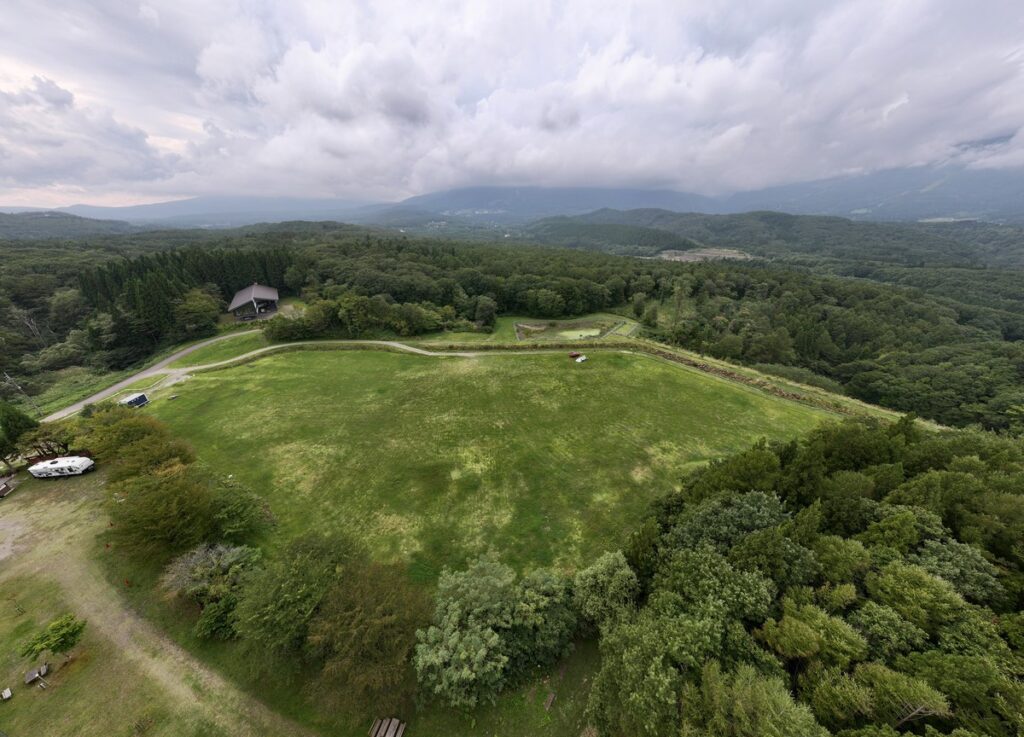 やすらぎの森オートキャンプ場上空から見た黒姫山方面
