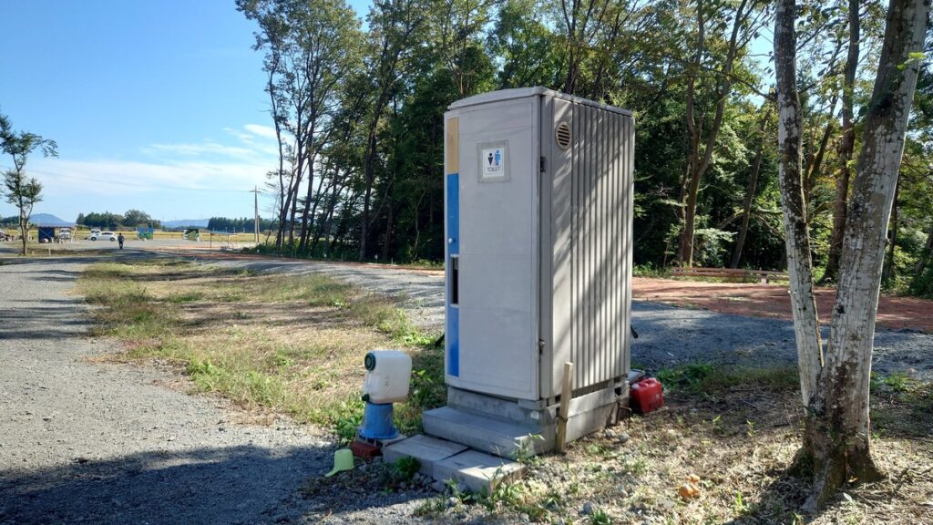 WILD CAMP MICHIYABARA 区画サイト奥の簡易トイレ