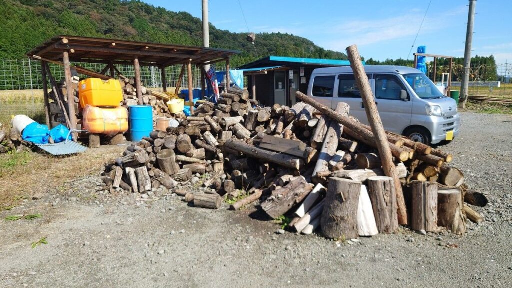 WILD CAMP MICHIYABARA 高く積まれた薪