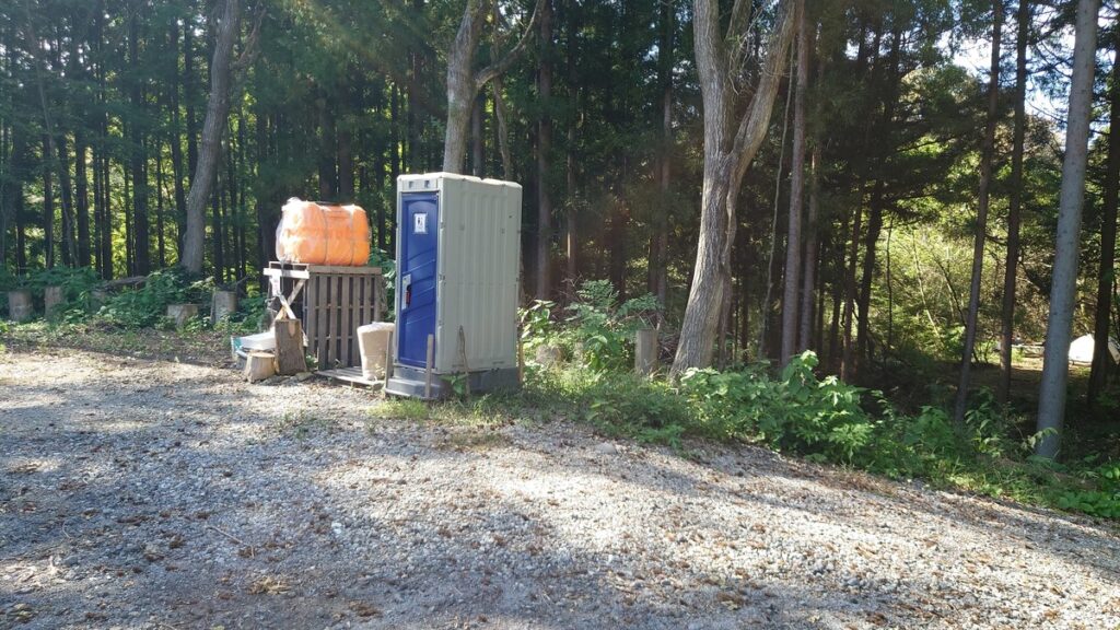 WILD CAMP MICHIYABARA グループサイトに設置されている簡易トイレ