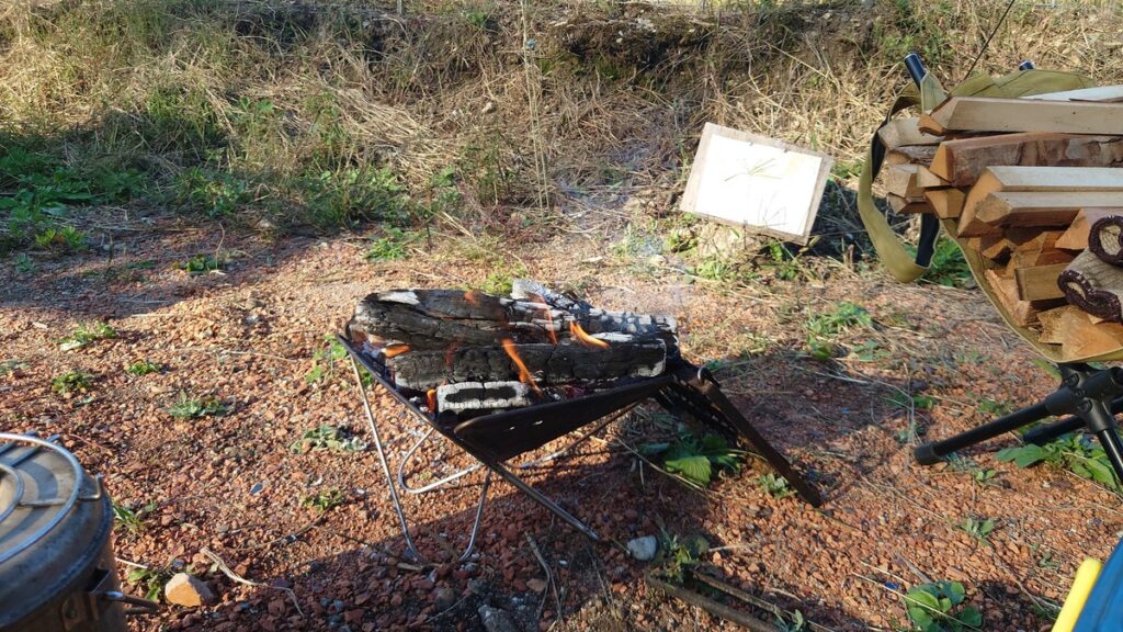 熾の中にオガ炭を投入し着火