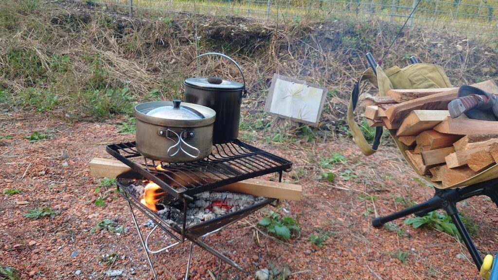 焚火台の上の鍋とケトル