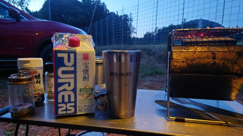 焼酎のパックとBBQコンロ