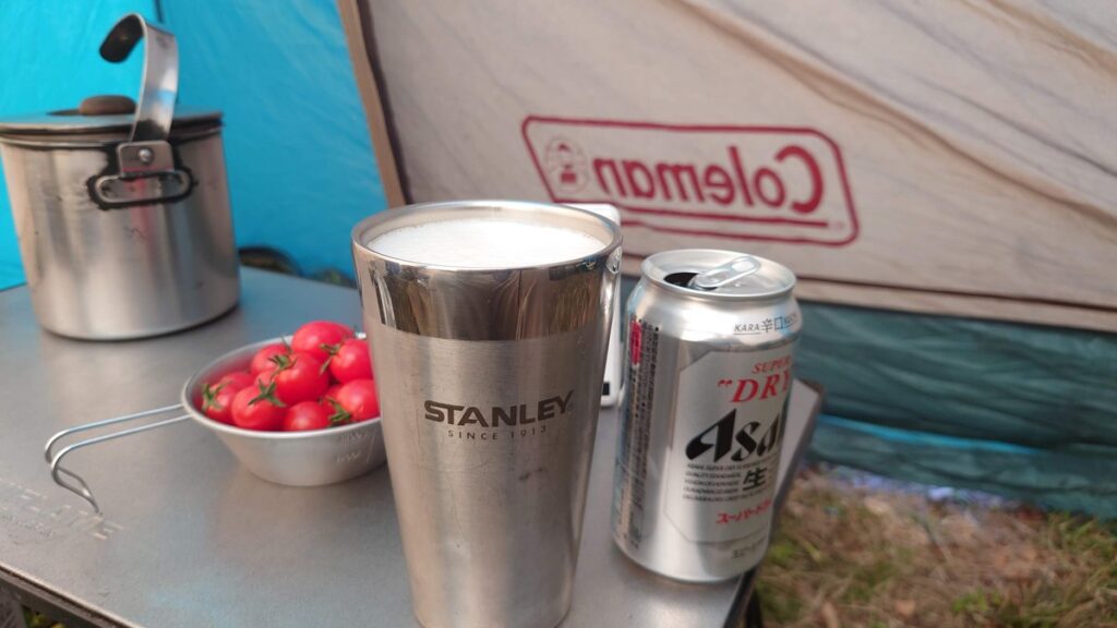 スクリーンタープ内アサヒスーパードライとミニトマト