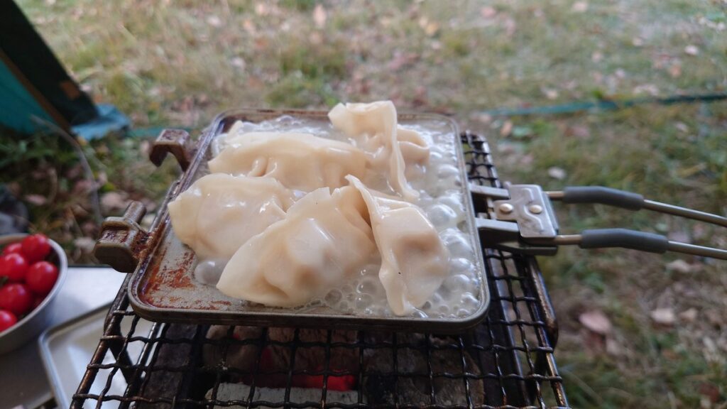 スキレット上の冷凍チーズ餃子