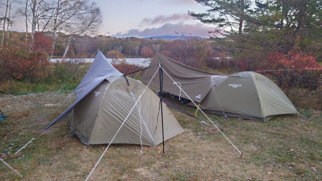霜が降りたテントとタープ