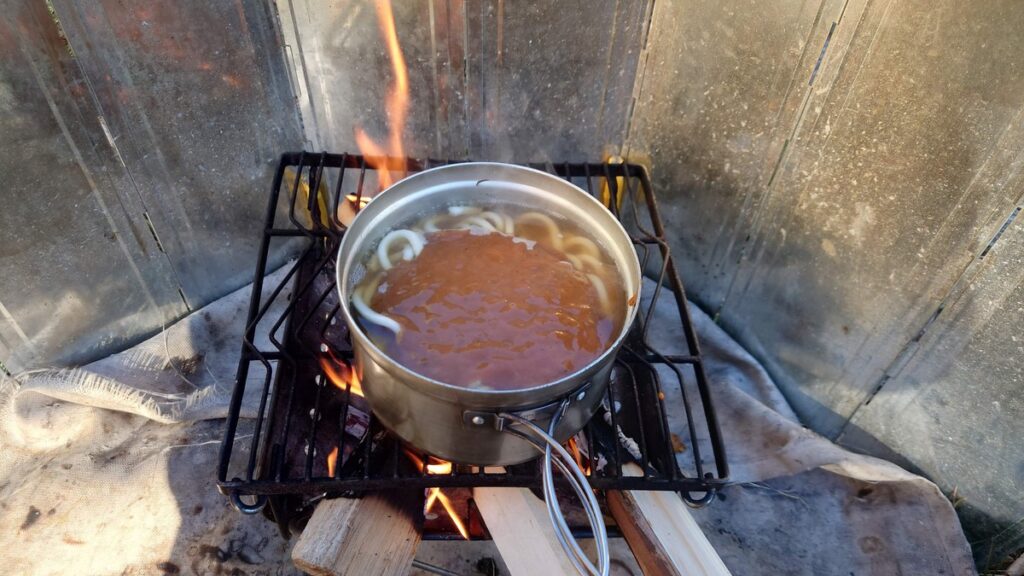 カレーうどんを焚火の調理