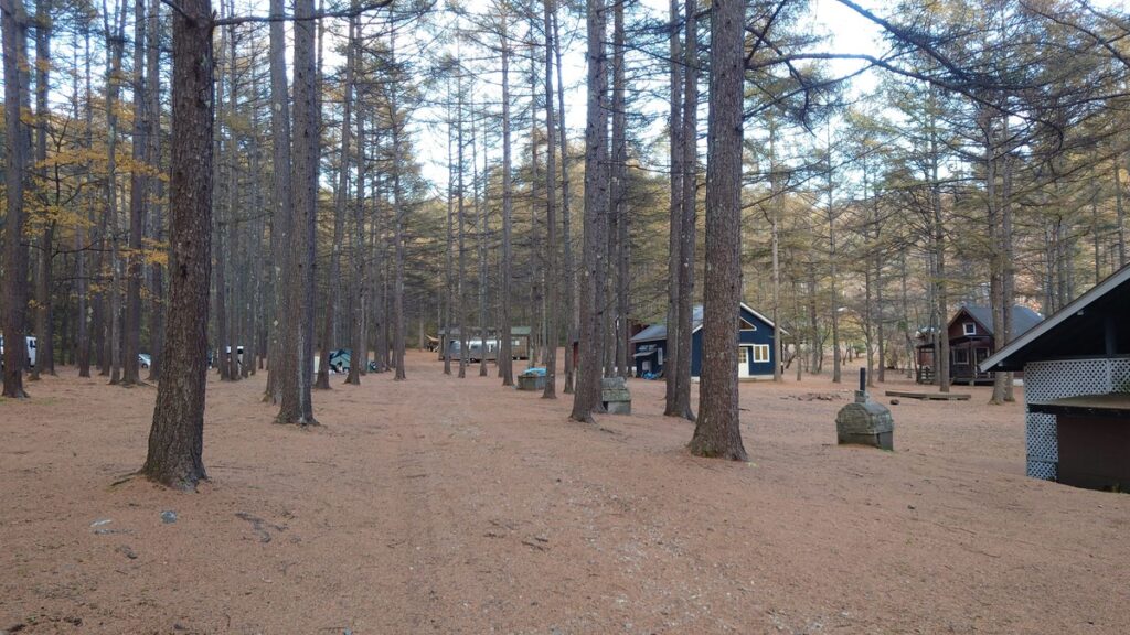 outsideBASEキャンプ場内の通路