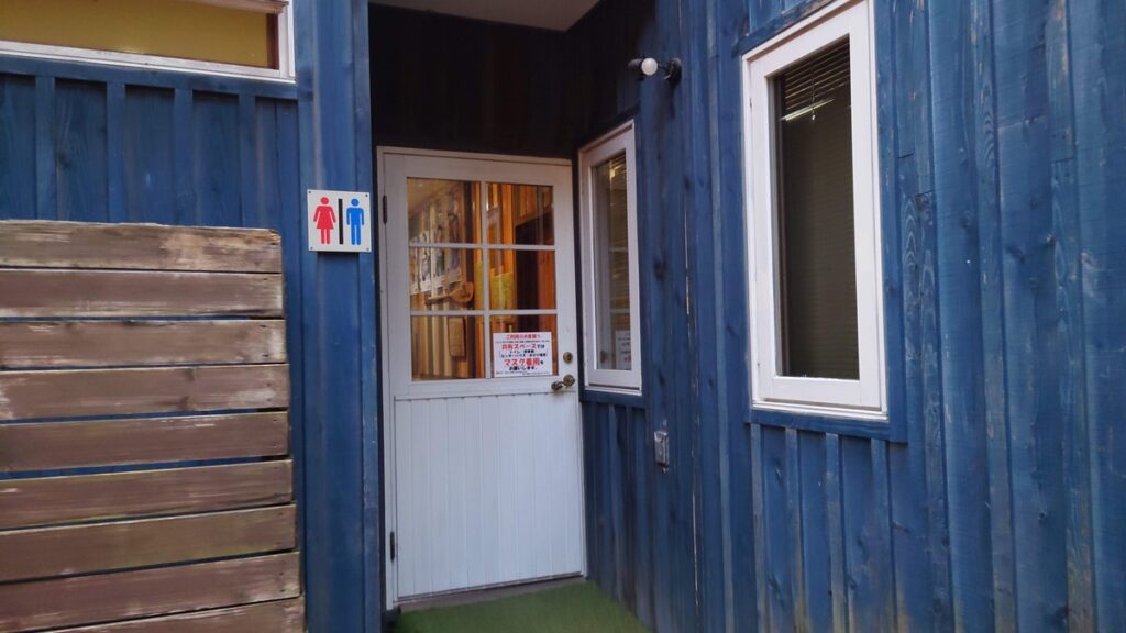 outside BASE 管理棟裏トイレ