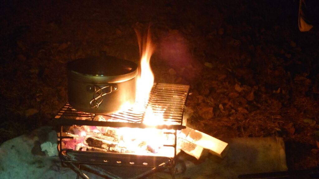 焚火で鍋の調理