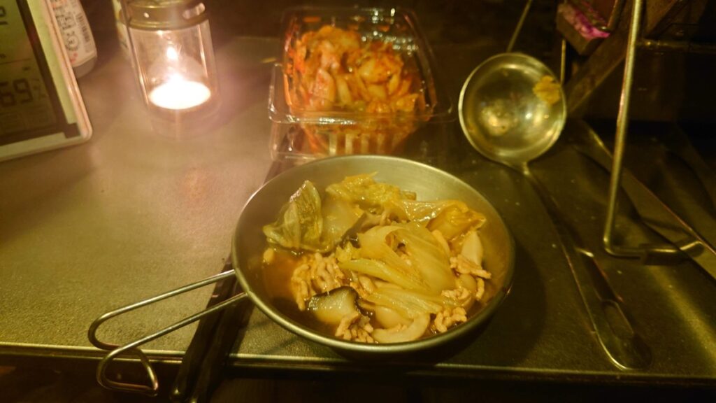 シェラカップによそったキムチ鍋