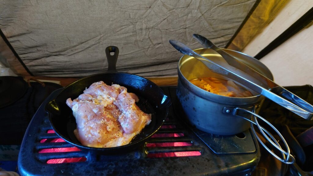 石油ストーブので鶏モモ肉をスキレットで焼く