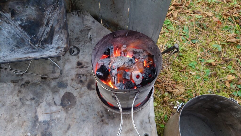 火起こし器で着火中の炭