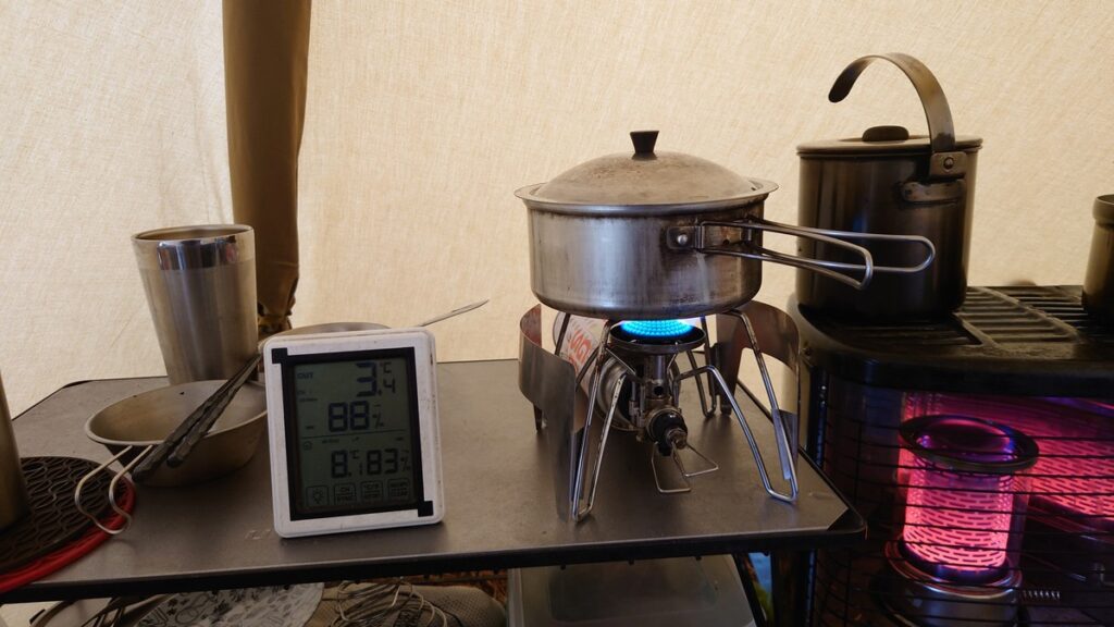 テント内で調理