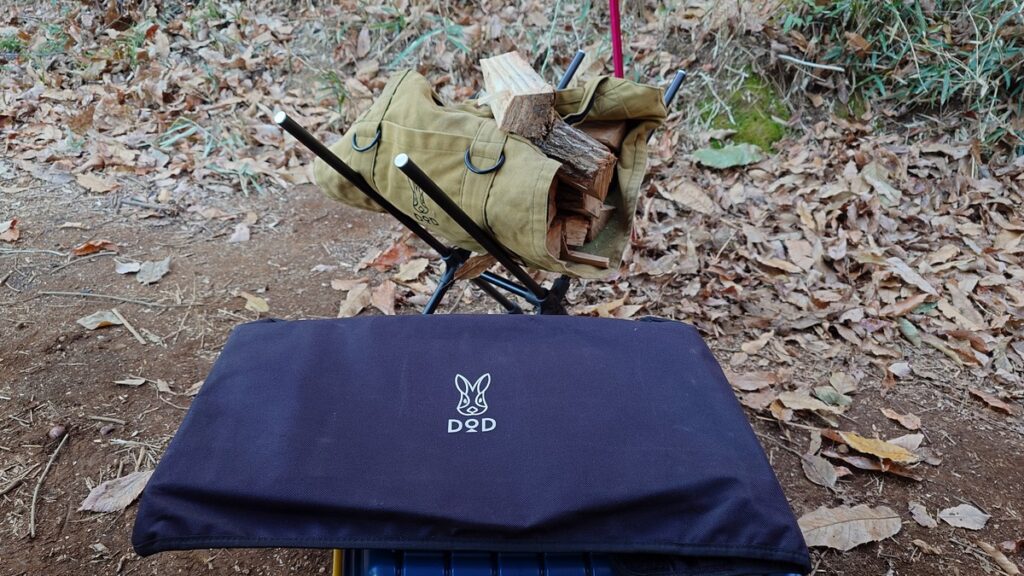 薪とケースに入った焚火台