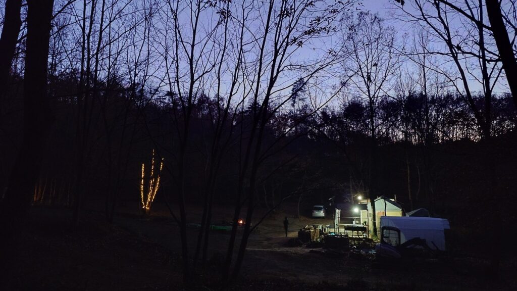 テントサイトから見た管理棟方面