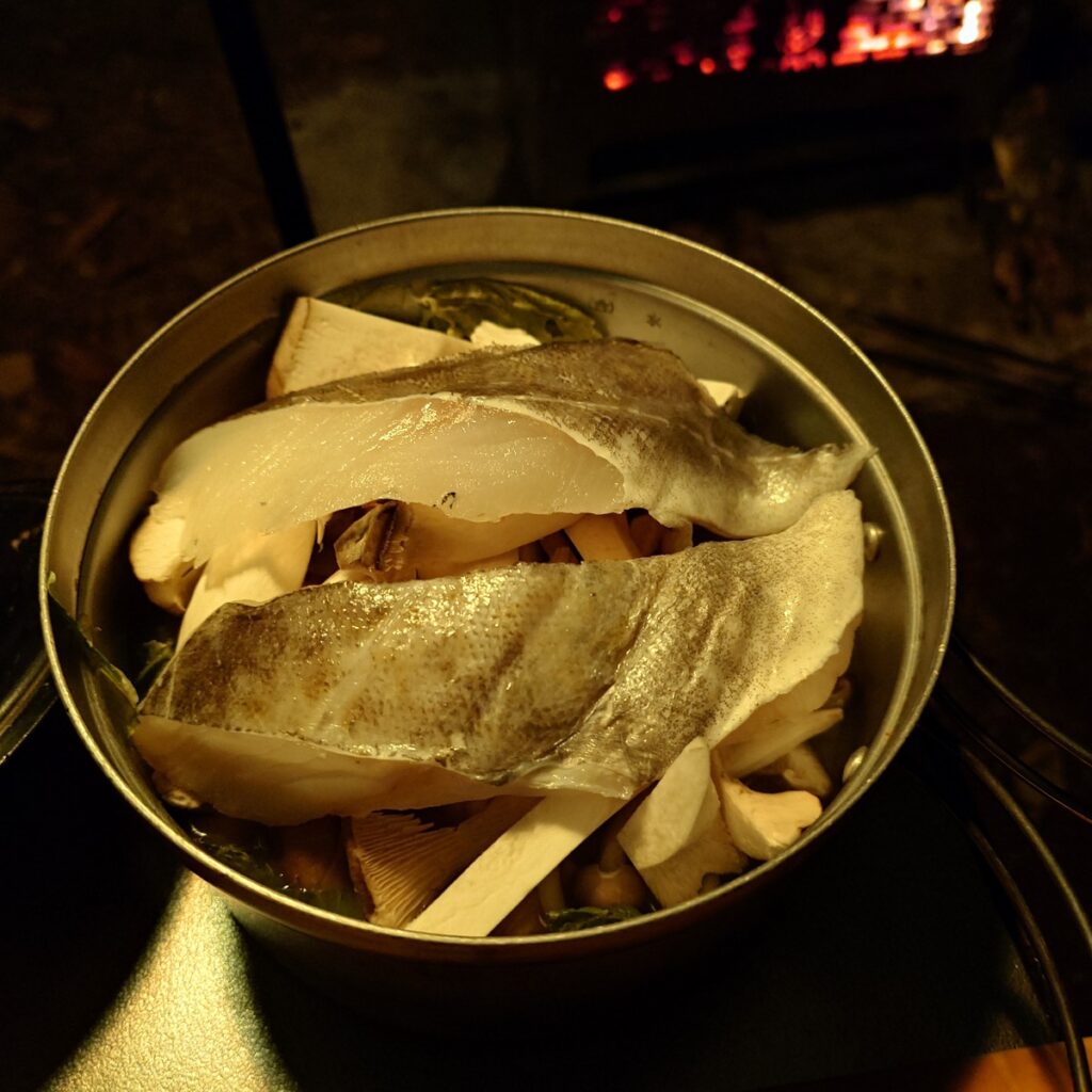 白菜だけ煮込んだ鍋に追加したキノコと鱈