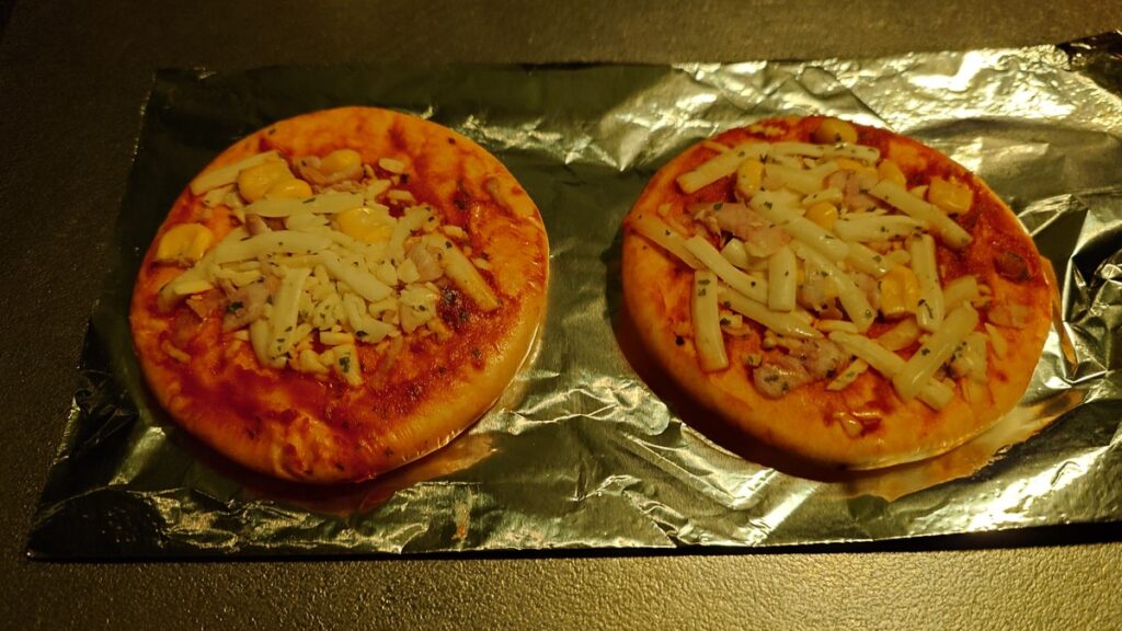 アルミホイルの上に載せたミニピザ