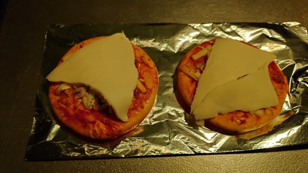 とろけるスライスチーズを載せたミニピザ