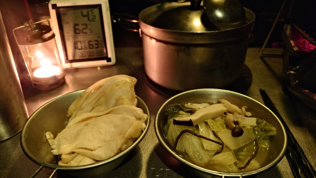 シェラカップによそった鱈の鍋