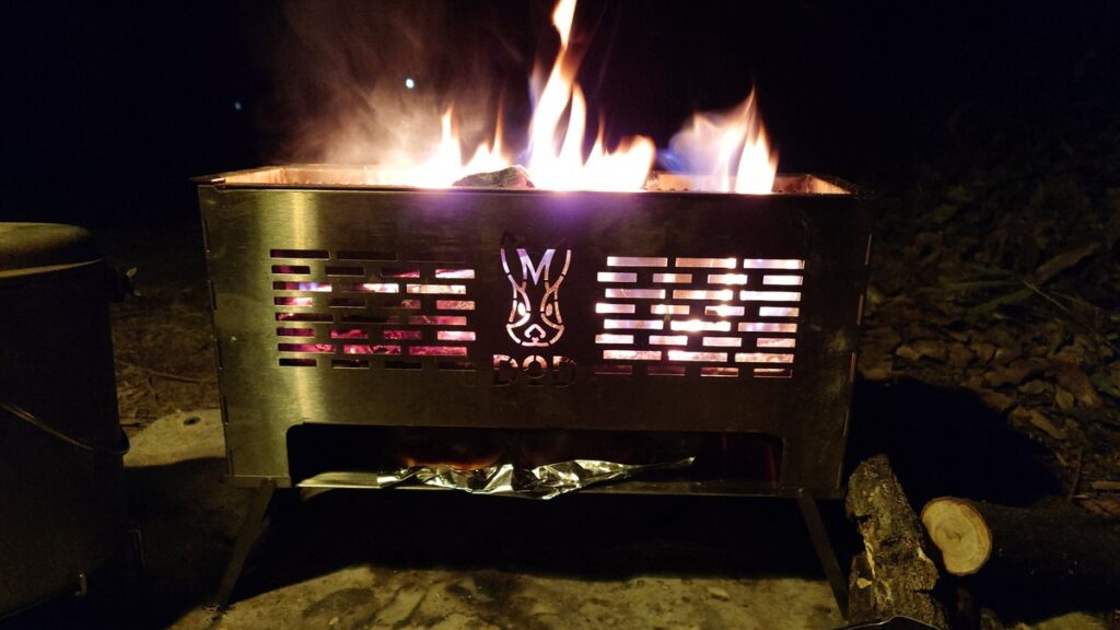 すけもえファイヤーのオーブンでピザを焼く