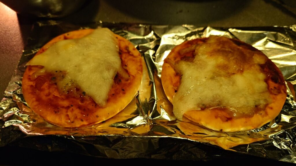 焼き上がったミニピザ