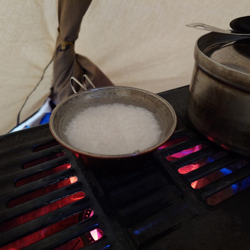 石油ストーブでシェラカップ炊飯