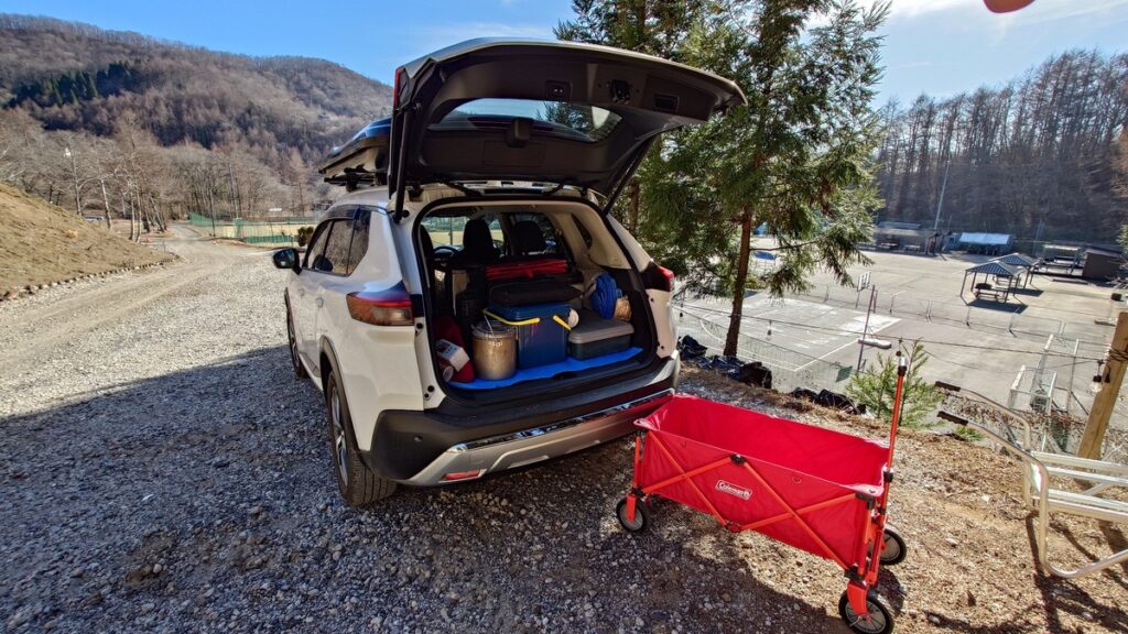 Mauka Resort AZMY 林間サイト入り口での荷物の搬入