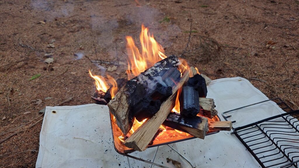 熾ができたところでオガ炭を焚火台に投入したところ