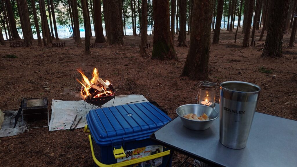 焚火と鱒の燻製とキャンドルランタン