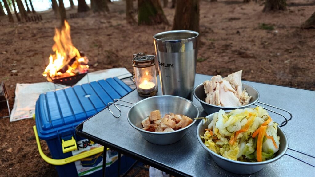 つまみの鱒の燻製と鶏の胸肉のハムと白菜の漬け物