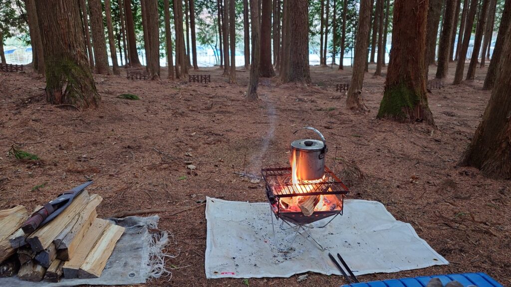Mauka Resort AZMY 使い放題の薪を使っての焚き火でお湯を沸かす