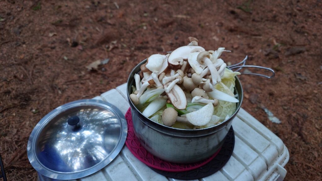鍋からあふれ出す具材
