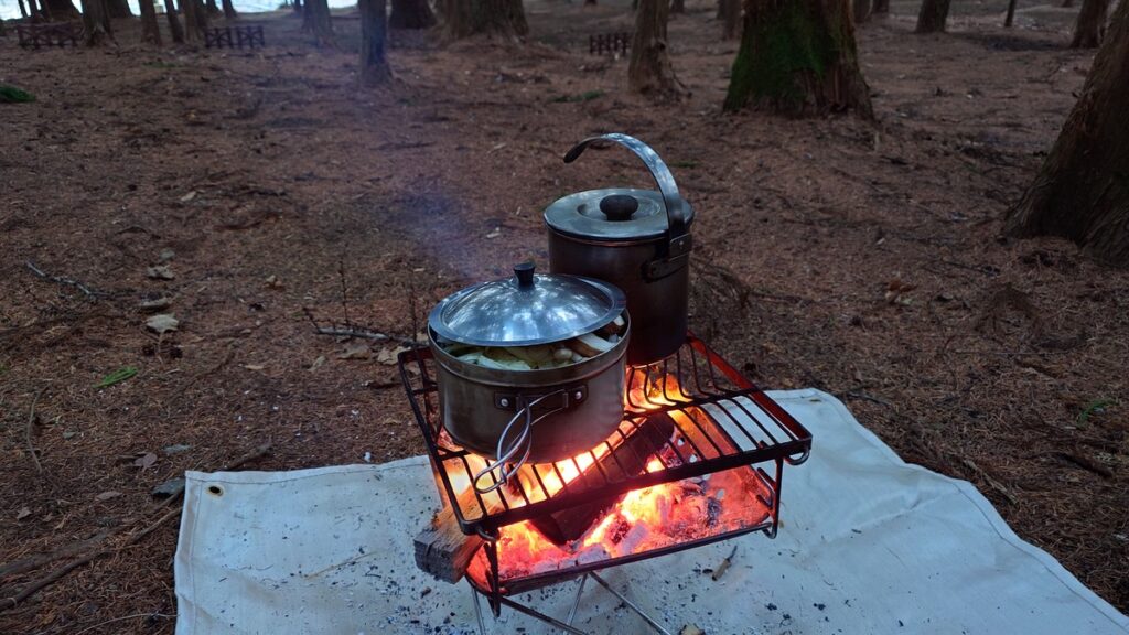 焚火台で鍋の調理