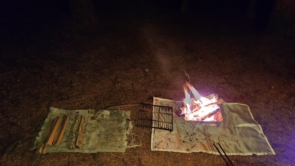 焚火と残り少なくなった薪