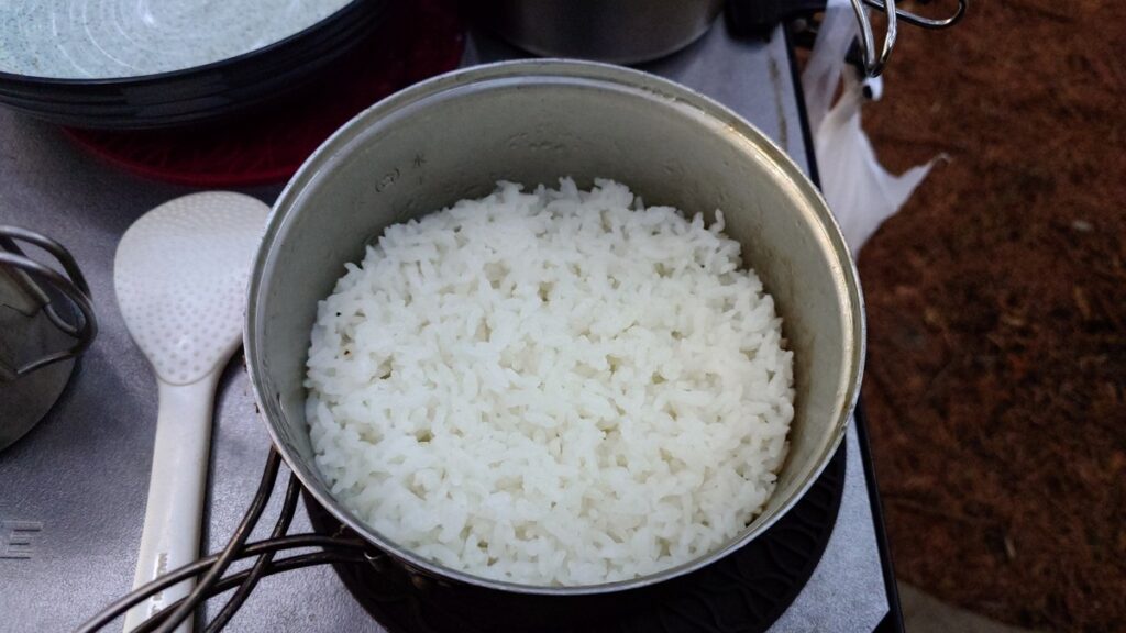 焚火で炊いたご飯