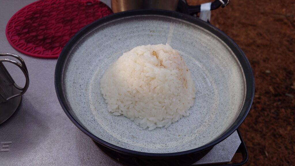 ご飯を山形に盛り付ける。