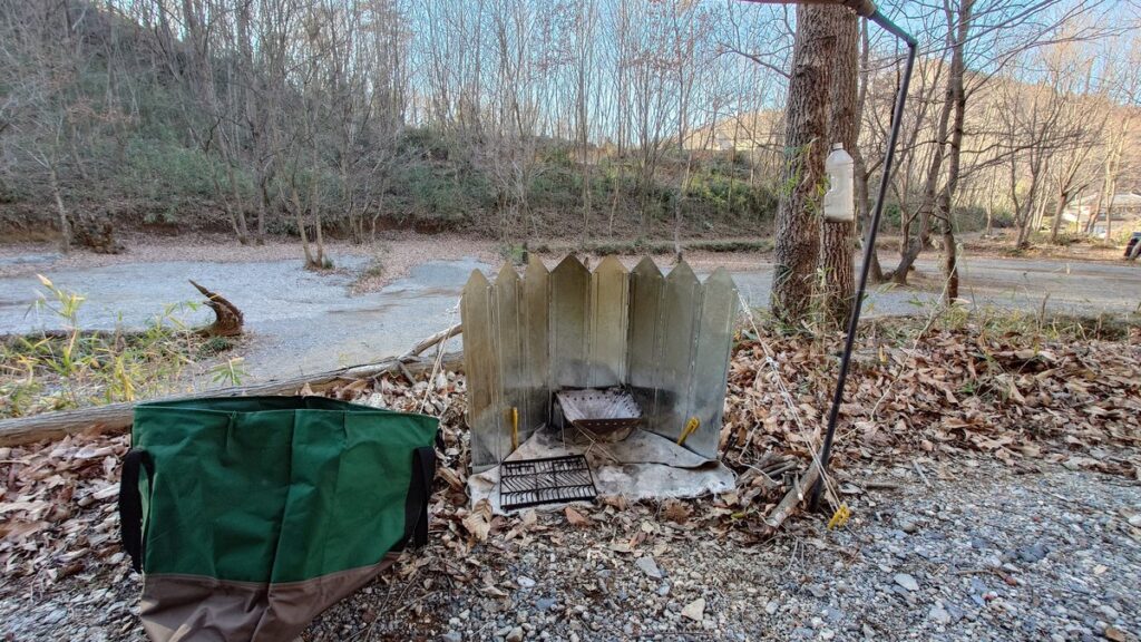 焚火台と焚火スクリーンと薪袋