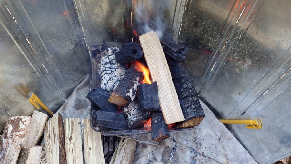 焚火にオガ炭を投入