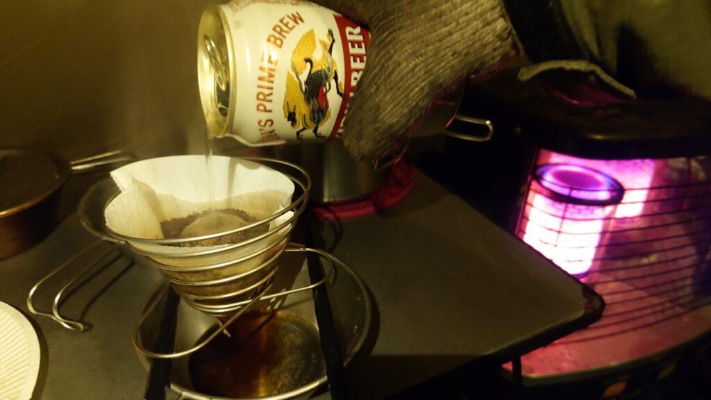 ビルの空き缶でお湯を沸かしコーヒーを入れる