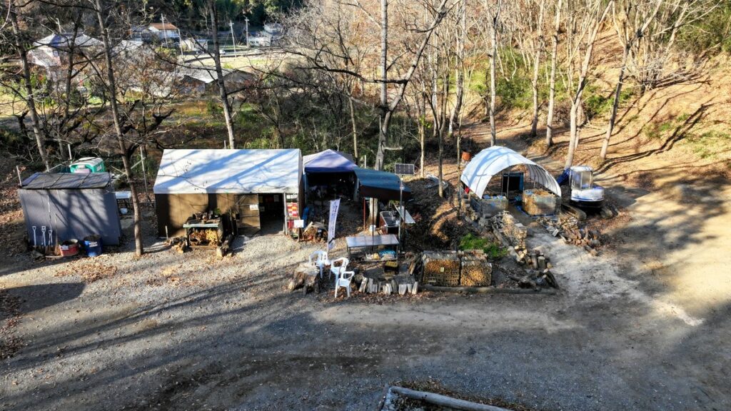 キャンプ場中央の広場から管理棟を俯瞰