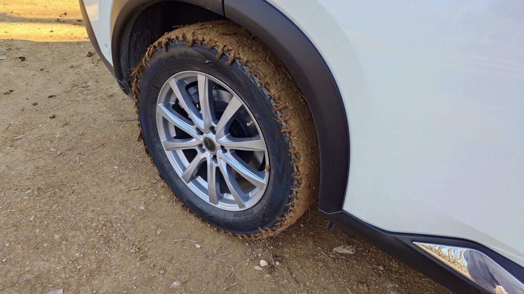 ぬかるんだ坂道を登ってドロドロになったタイヤ