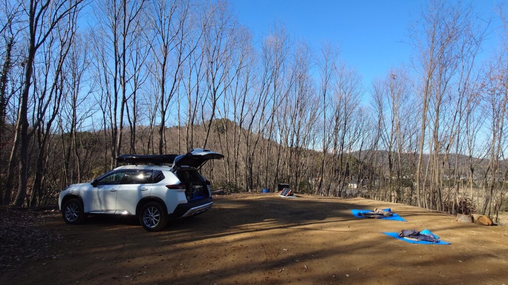 栃木の森頂上サイト設営のためにブルーシートを敷く