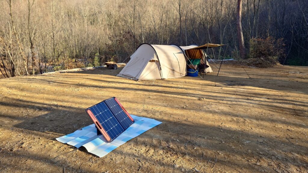 栃木の森キャンプ場頂上サイトでソーラーパネルを使って充電