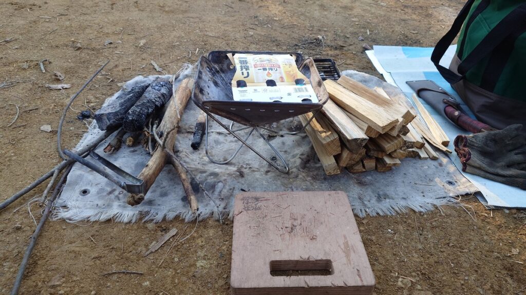 焚火台の周りに用意された焚き付け用の薪
