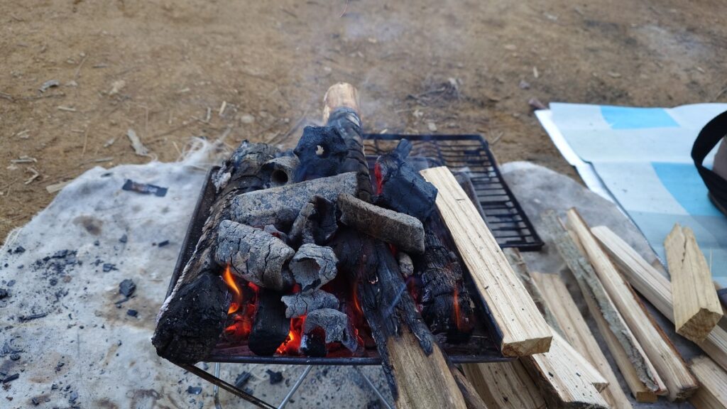 焚火に投入したオガ炭
