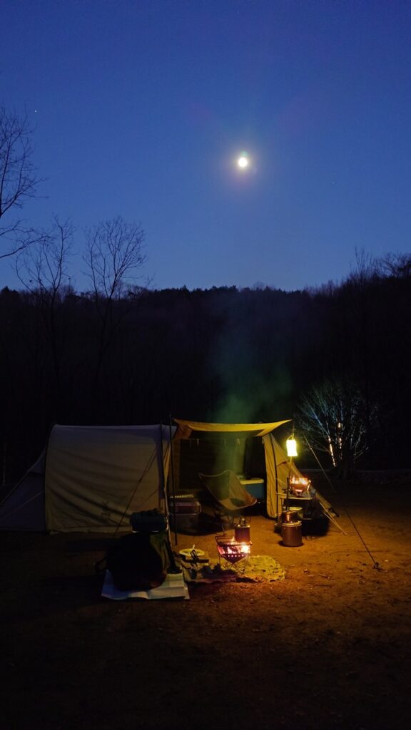 栃木の森キャンプ場頂上サイトから見上げた月