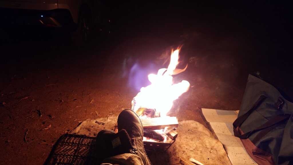 焚火で脚を温める