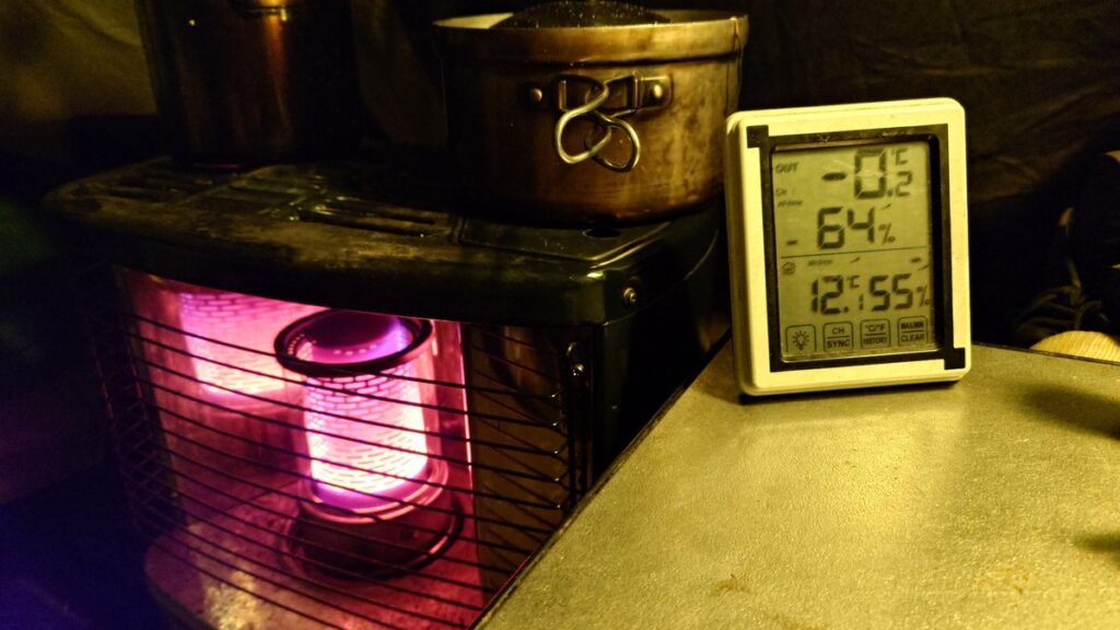 テント内石油ストーブの側